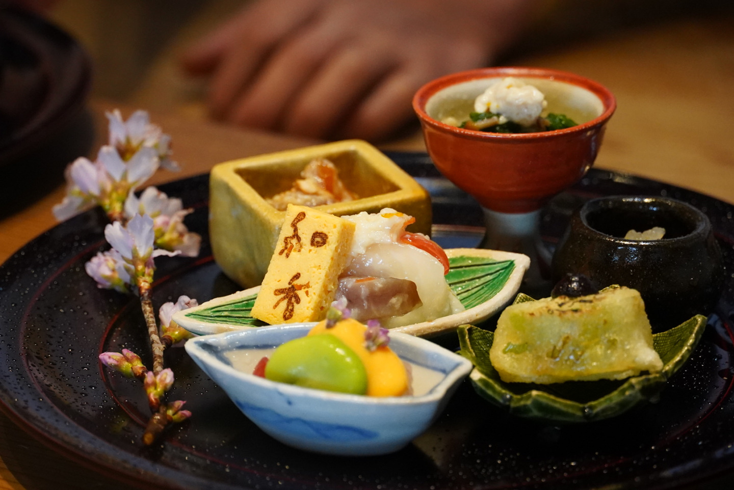 櫻の生花が添えてあり、季節を感じながら頂ける八寸。