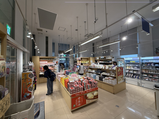 おみやげ処高岡（新高岡駅）