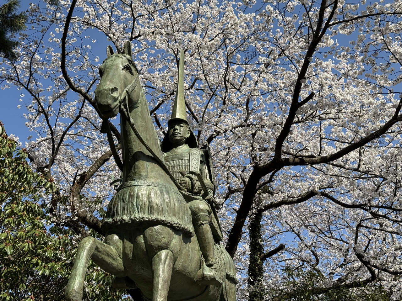 本丸広場　前田利長公銅像