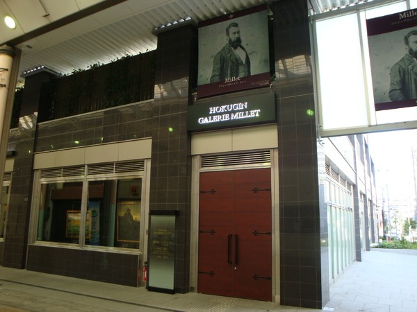 街角の一角にたたずむ