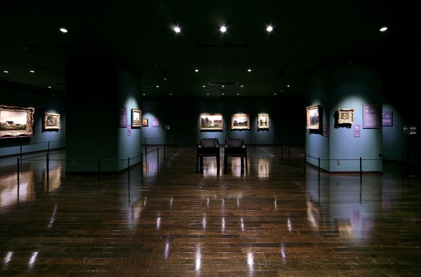 落ち着いた雰囲気の館内