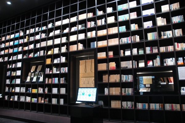 壁一面の図書がすごい！