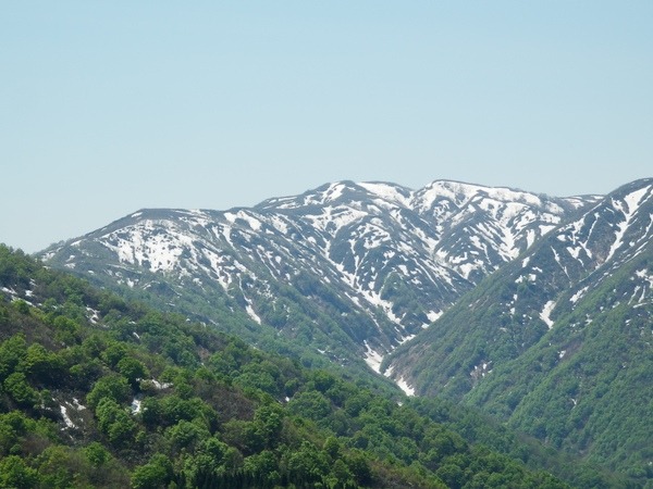 春(5月)はまだ雪が残ります