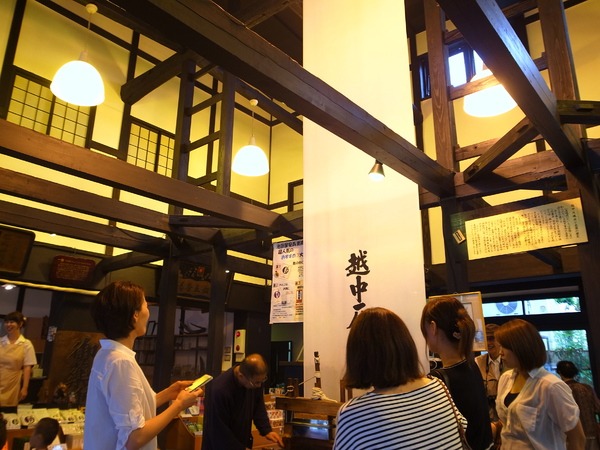 柱と梁を生かした吹き抜けの店内
