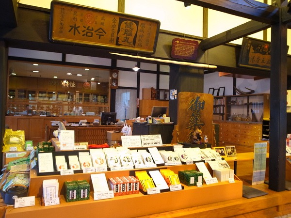 反魂丹などの商品がずらりと並ぶ