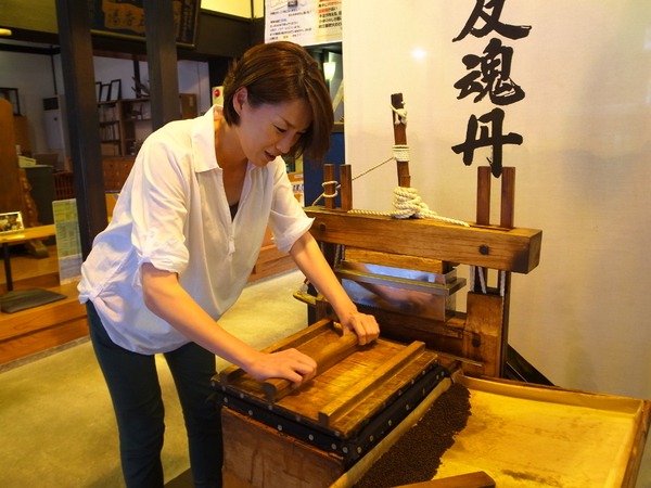 丸薬製造体験！ 丸まれ丸まれ…