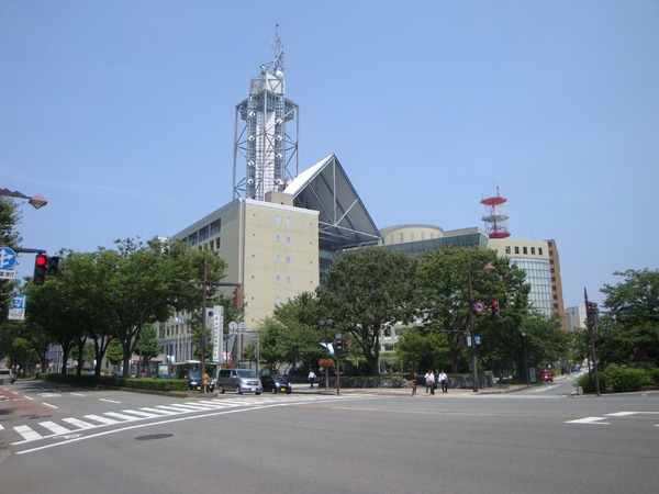 富山市役所の中にそびえ立ちます