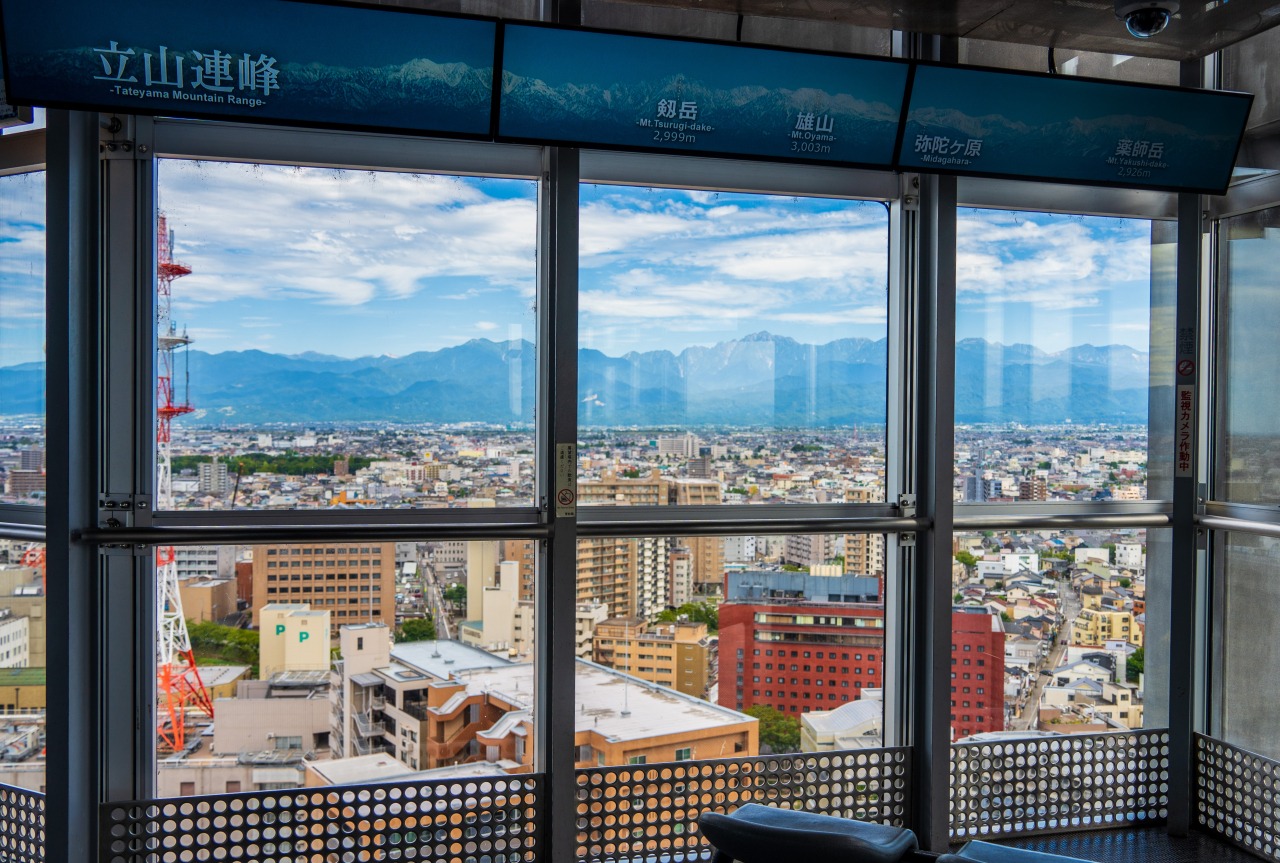 立山連峰や展望塔から見える眺望を映すディスプレイ