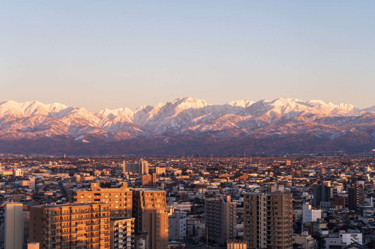 夕焼けに染まる立山連峰は幻想的