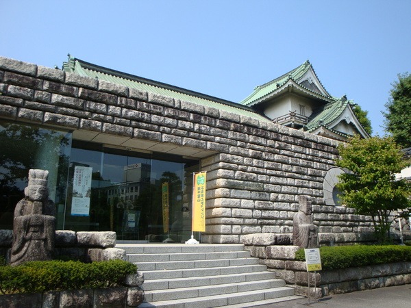 城址公園の景観にマッチした外観