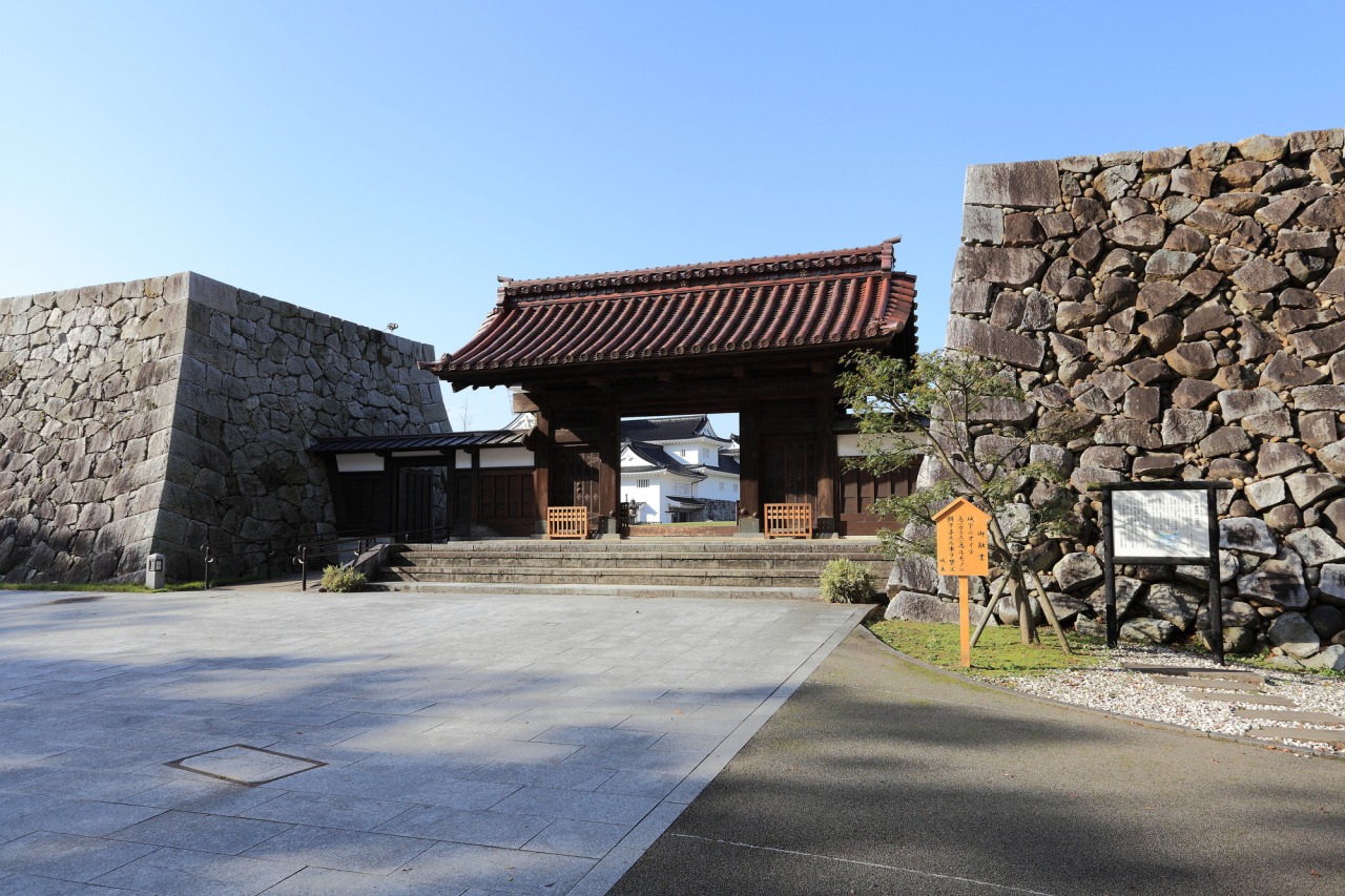 城址公園への東側の入口、千歳御門