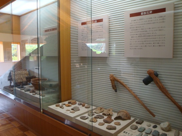 展示室には出土品が並びます