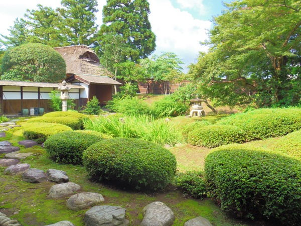 しっとりとした趣の庭園