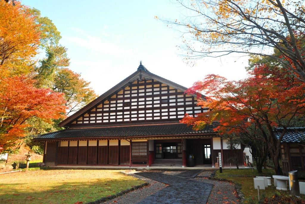 紅葉の見頃時期:10月下旬から11月中旬「陶芸館」