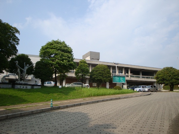 富山県立図書館