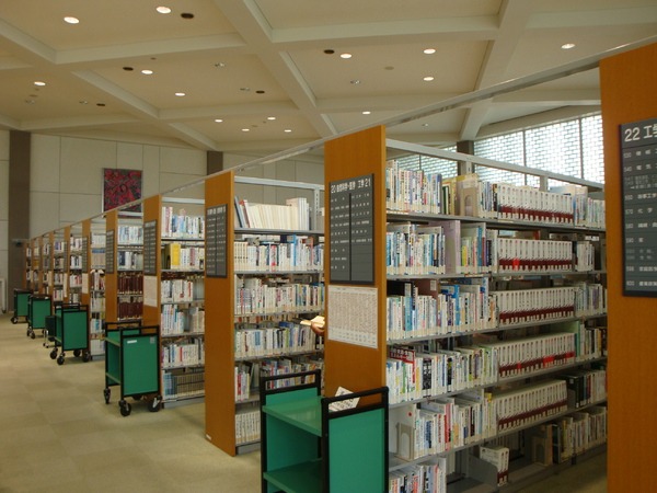 広く明るい閲覧室に蔵書がずらり