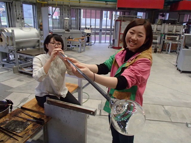 ガラスを整形して…何ができるかな？