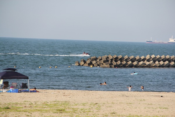 ブロックの向こうには水上バイク