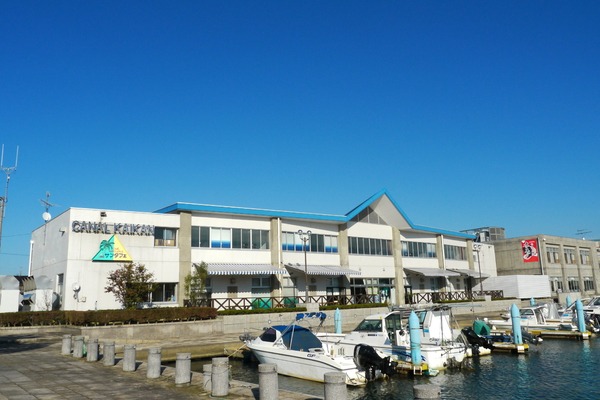 運河に隣接する会館は白が印象的