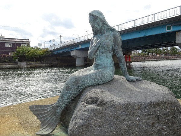 水辺にたたずむ「古志の人魚」