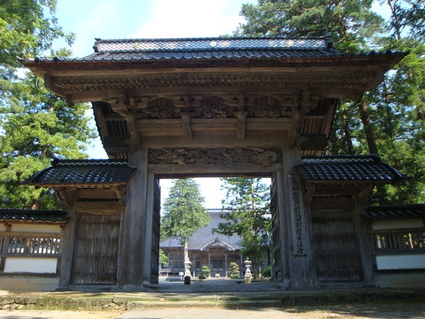 北陸道総末頭本山の厳かなたたずまい