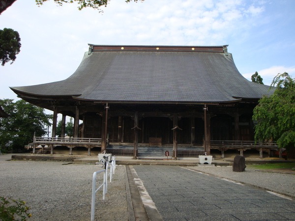 本願寺様式の豪壮な本堂は総欅造り
