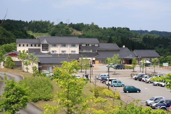 八尾の山あい、緑の中の温泉