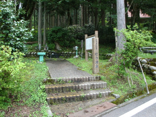 道沿いのわかりやすい場所