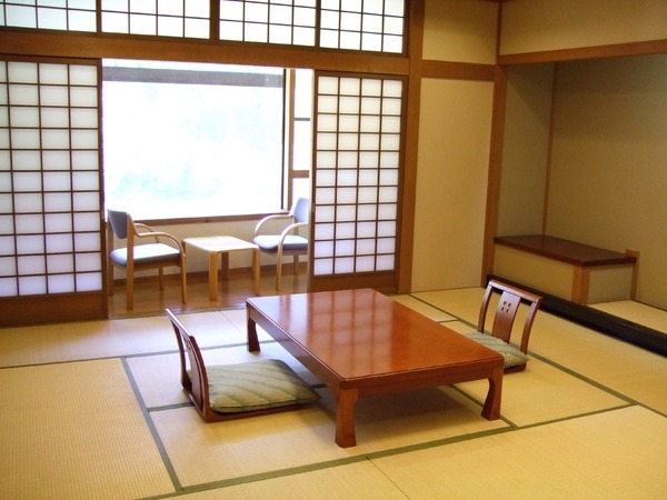 木の温もりの和室でくつろいで
