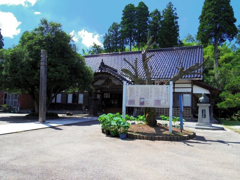 静けさをたたえる本堂