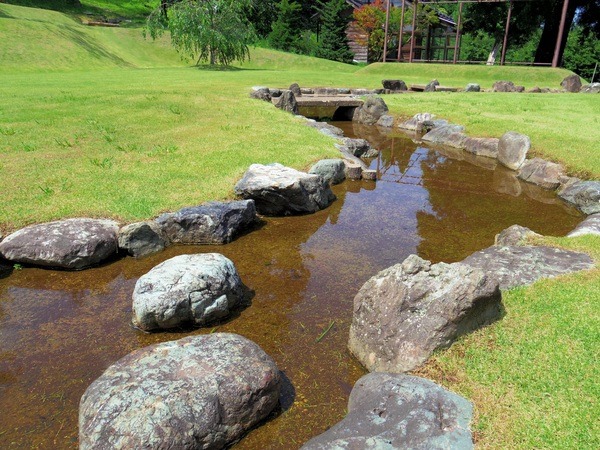 春に曲水の宴が催される広場