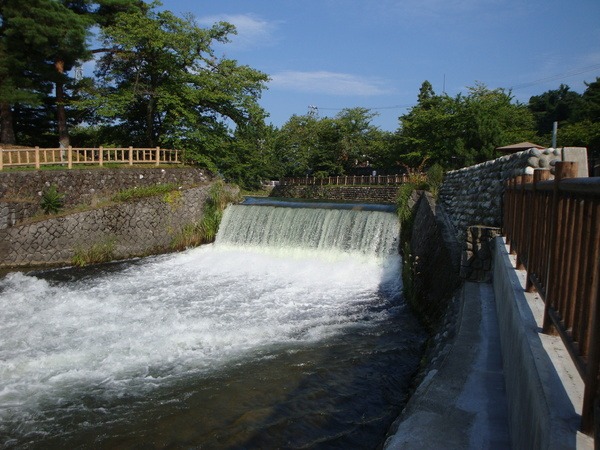 空の青色と川の白色が涼しげ