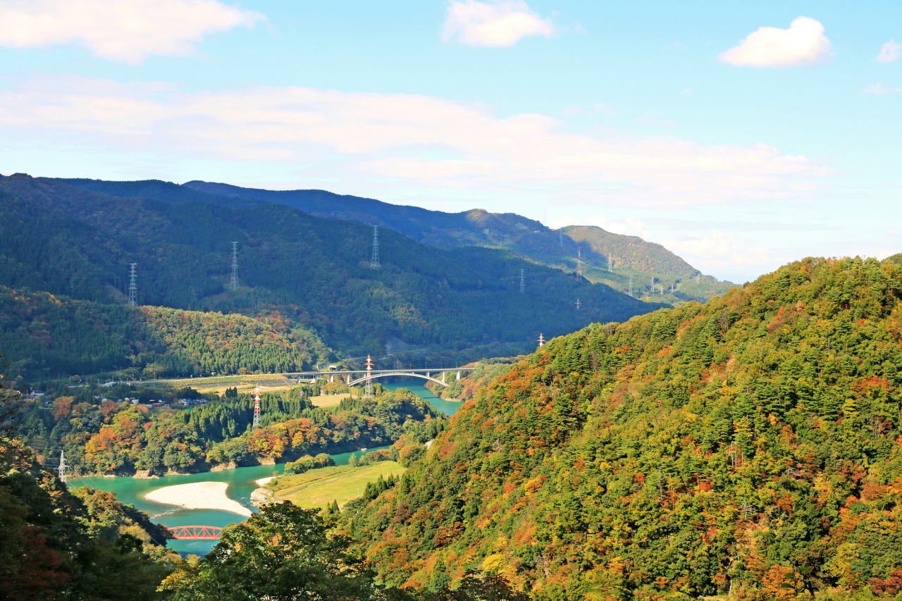 庵谷峠から眺める紅葉の美しい神通峡