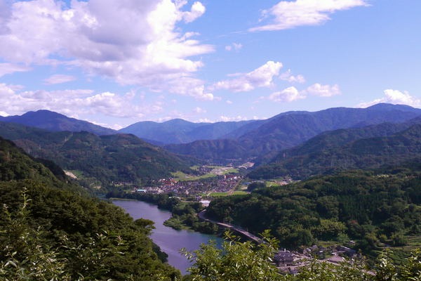 神通峡を眼下に見下ろす