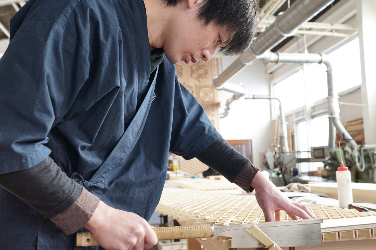 工場見学では、職人の作業風景をご覧いただけます。