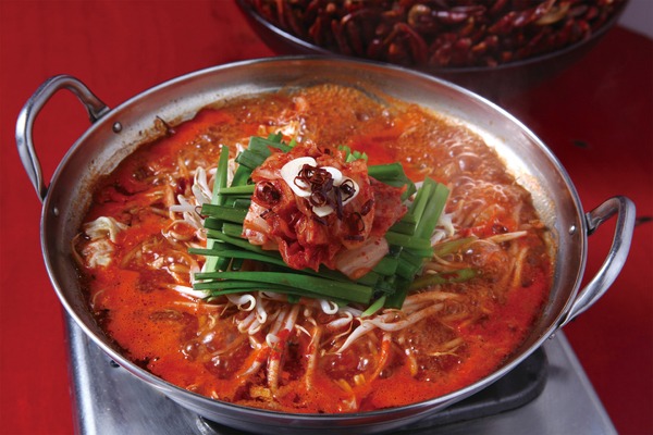 メインはこちら、もつ鍋です