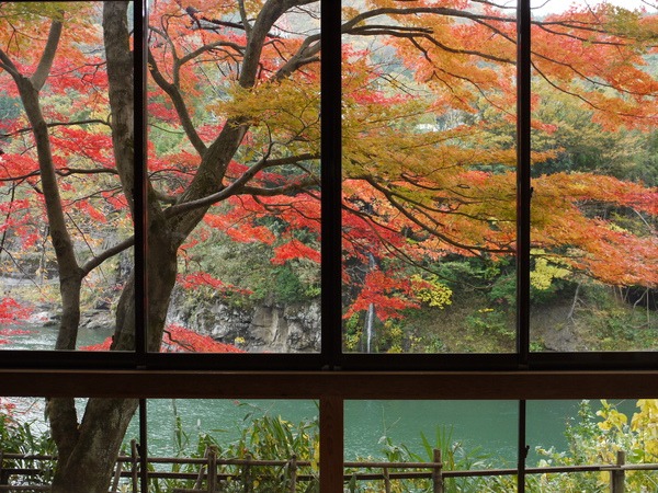 神通峡の美景とともに料理を味わう