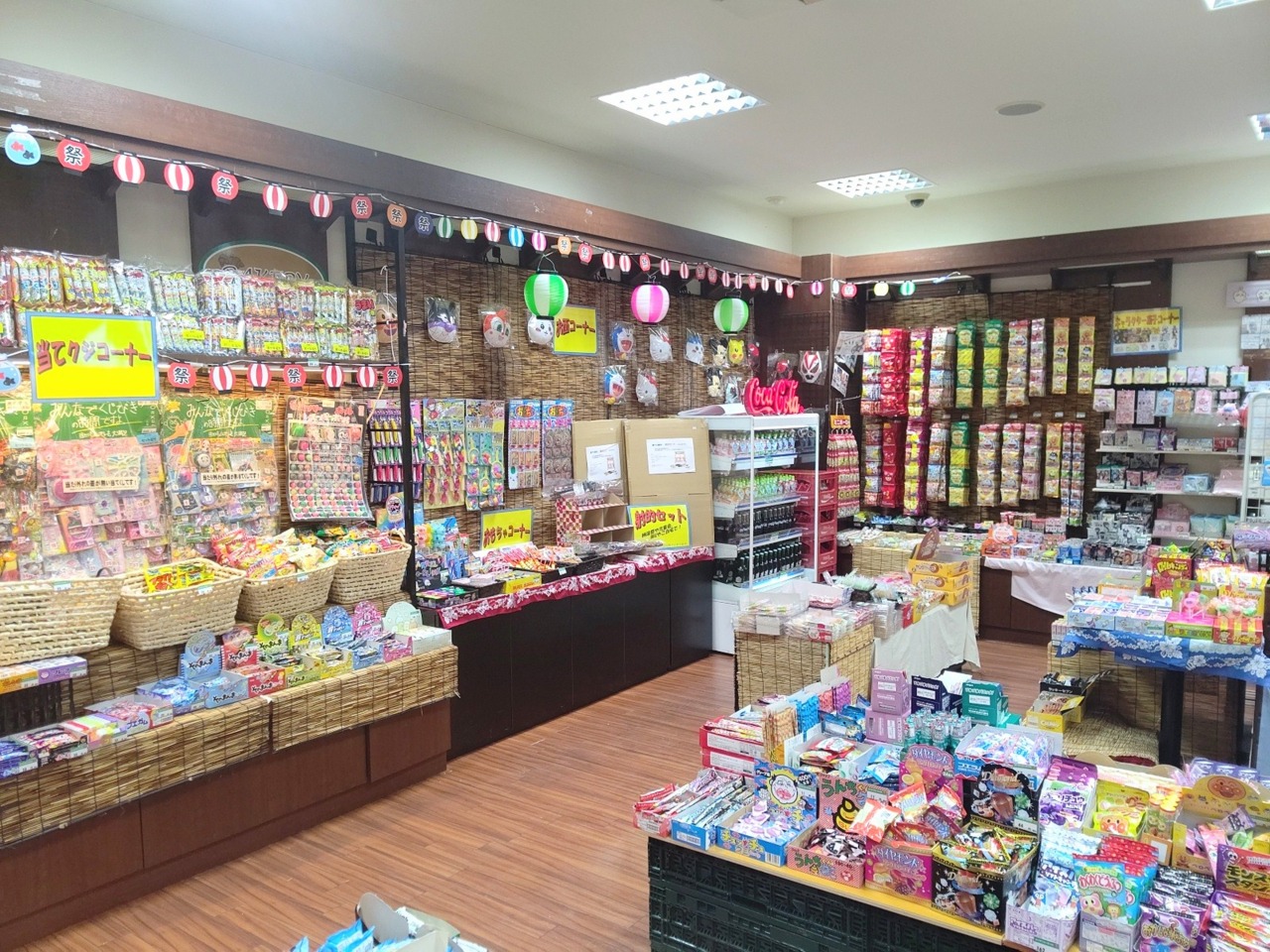 駄菓子コーナーは子供から大人まで大人気！