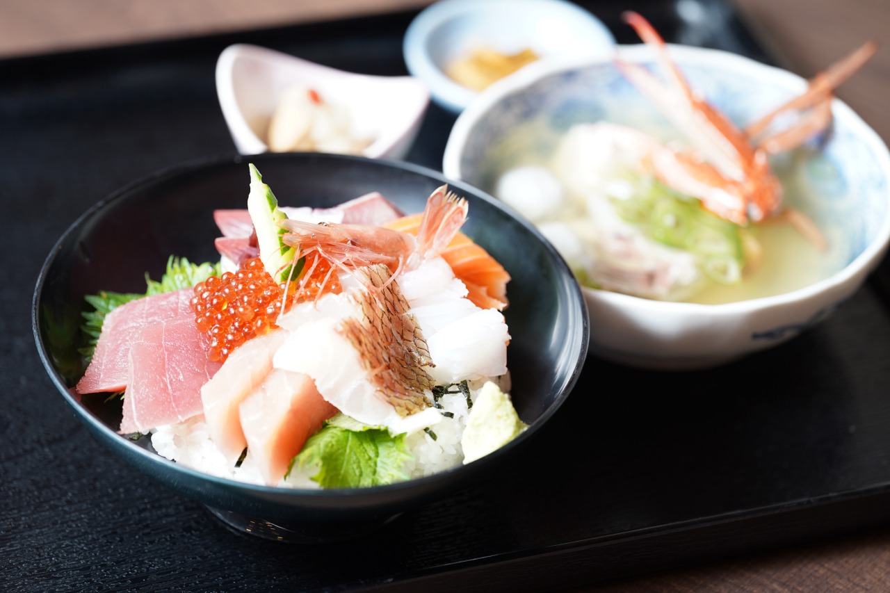 分厚い御造りが豪快に盛り付けられた「海鮮番屋丼（2,200円）」