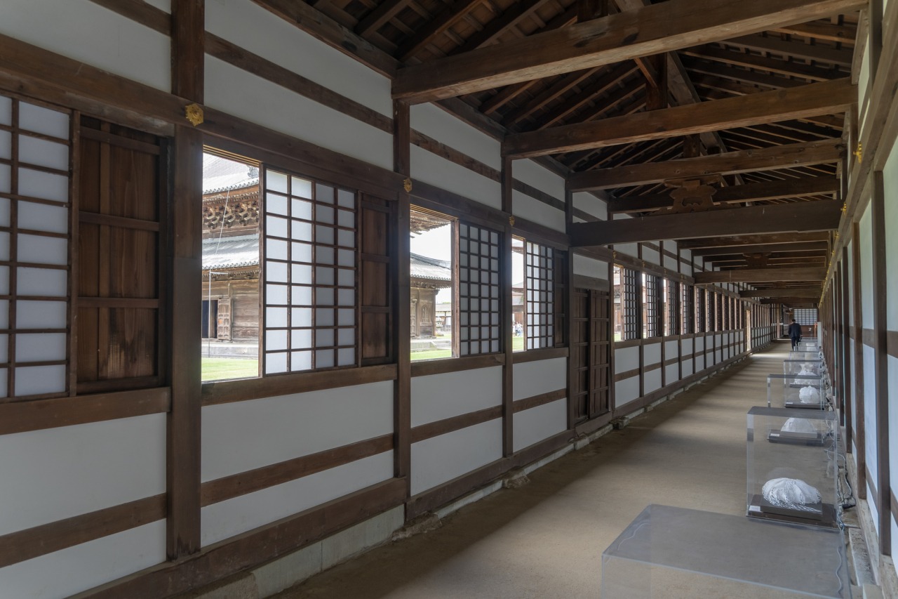 静寂な回廊を歩けば身も引き締まります