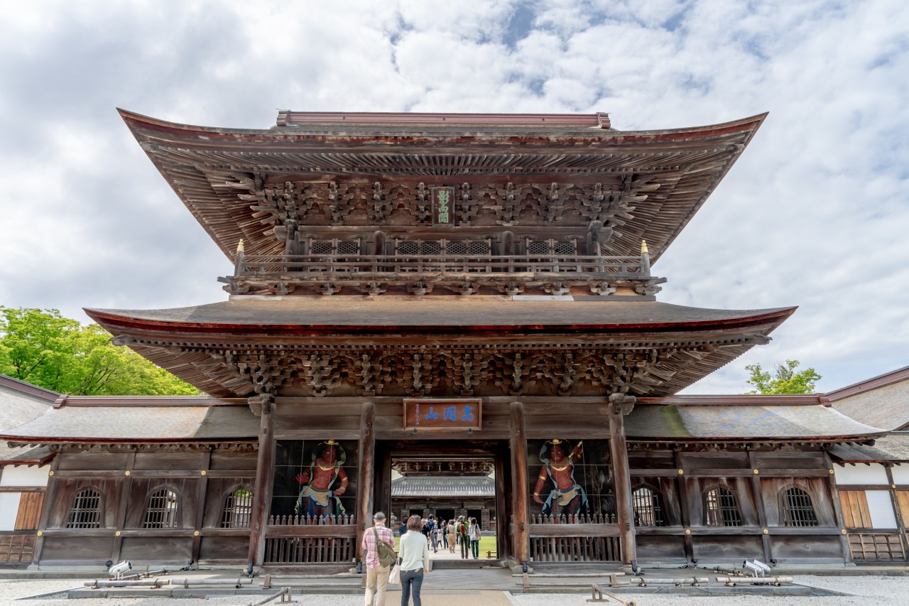 見ごたえのある厳粛な姿の山門