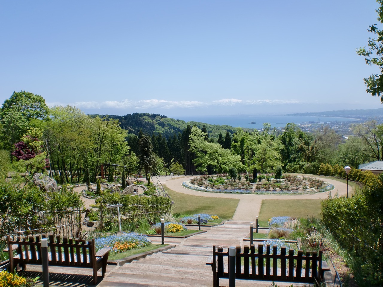 園内から望む立山連峰