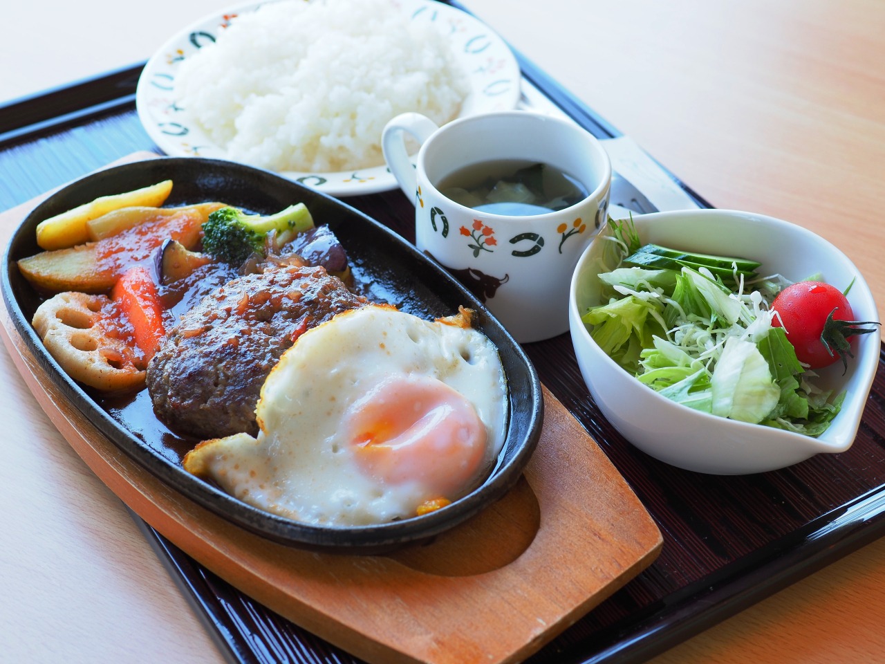 山頂レストランでおなかもいっぱい！