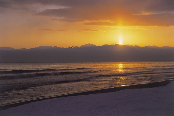 立山連峰から昇る朝日