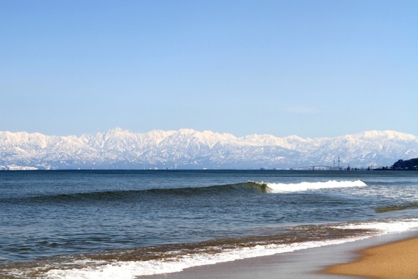 冬に見える海越しの立山連峰