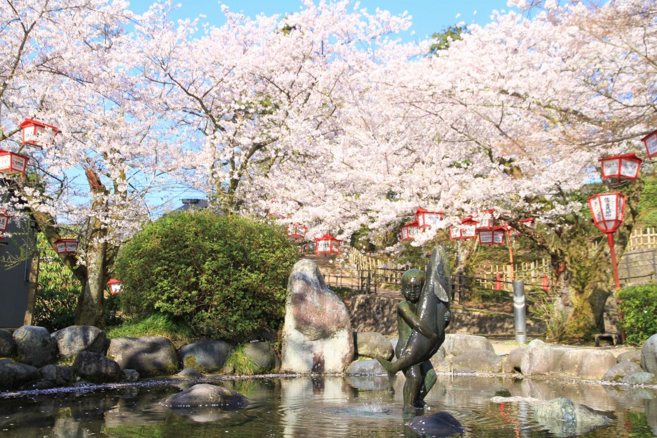 桜の時期にはたくさんの人でにぎわう