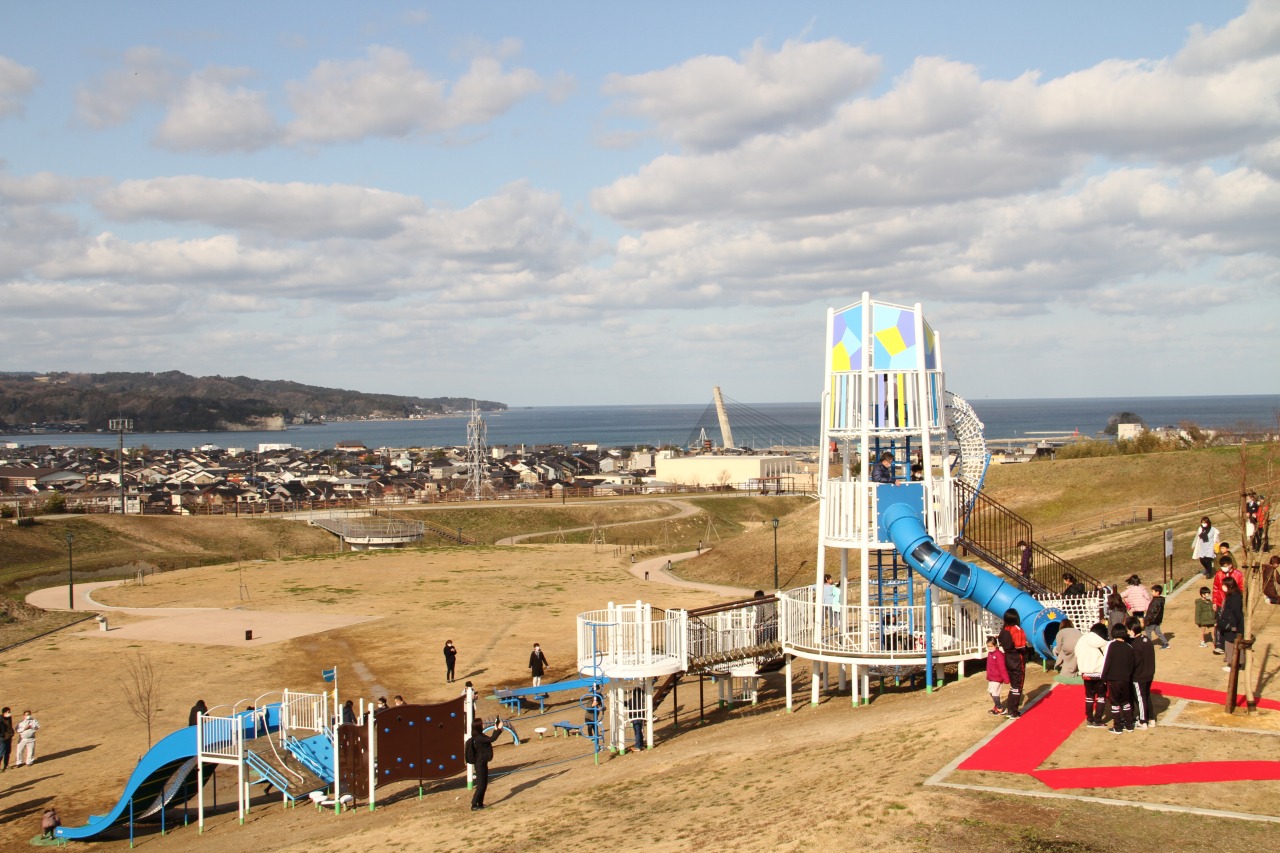 見晴らしの丘の大型遊具全景