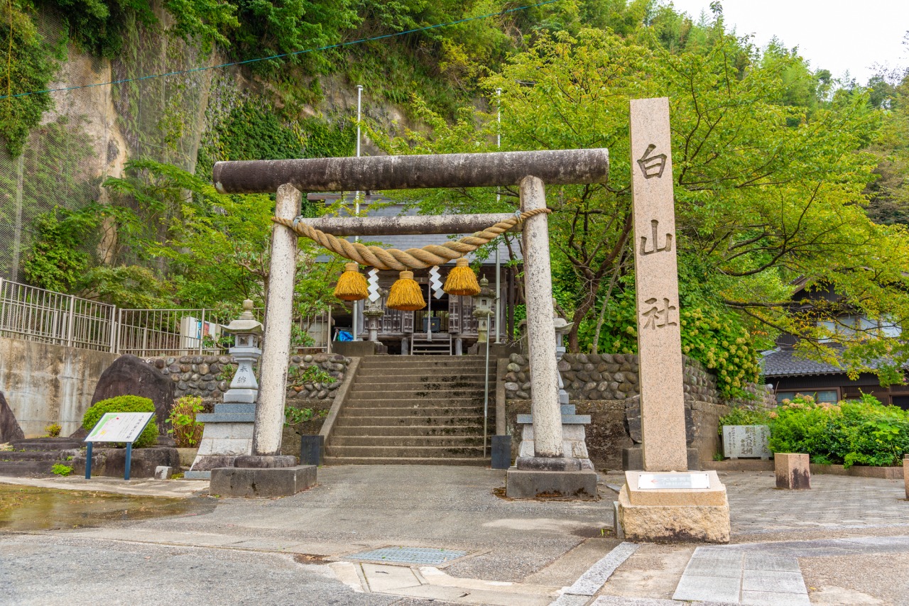 洞窟入口の白山社