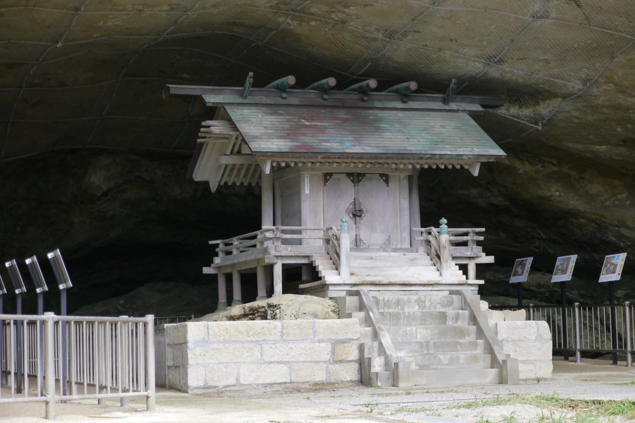 洞窟内は歩いて回れます