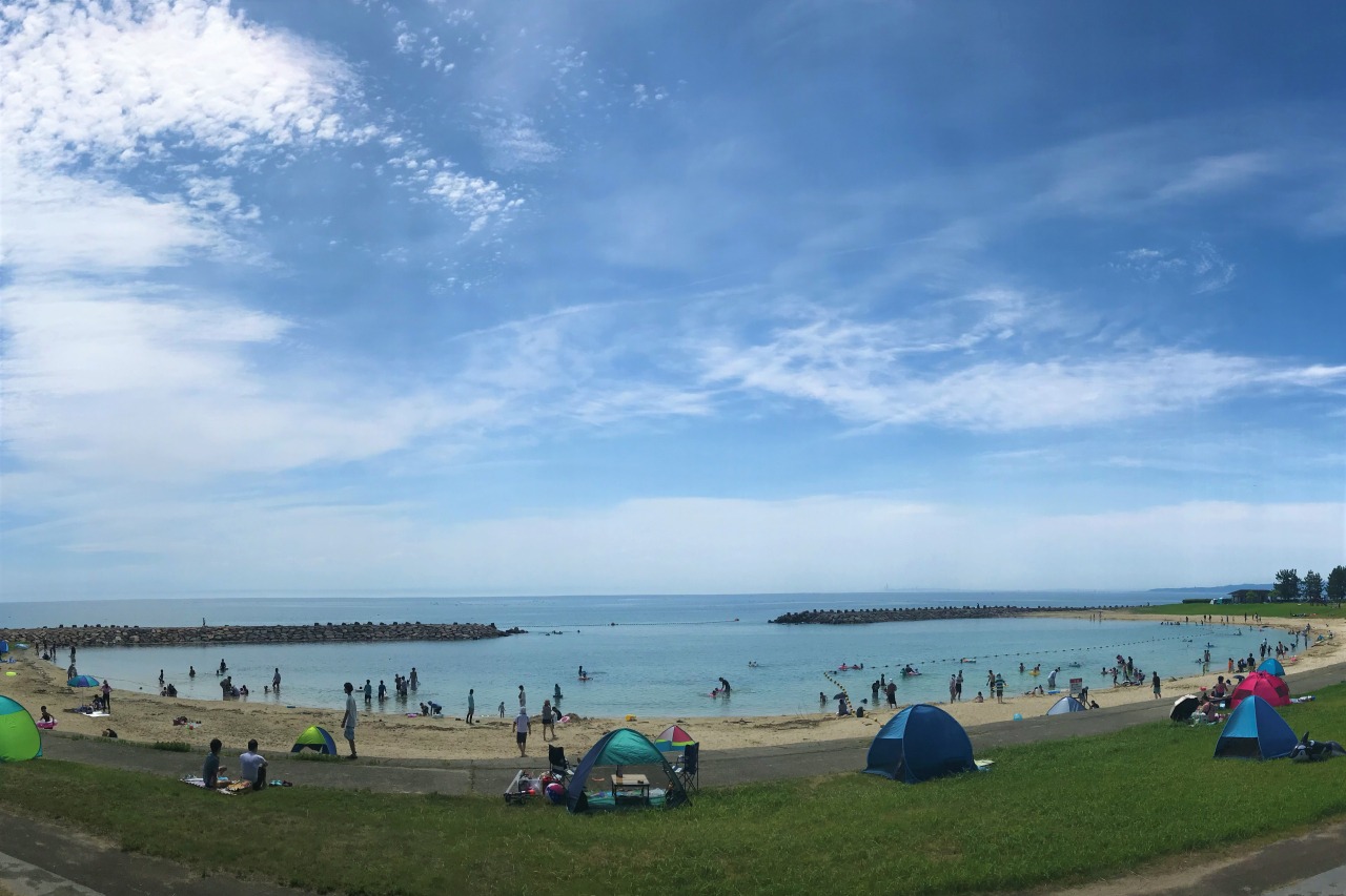 長い半円形の白浜
